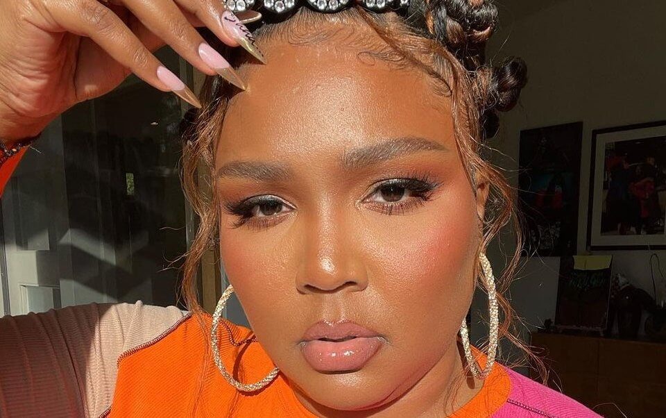 Lizzo è fiera e nuda sui social: “Siamo speciali e non ci sono difetti di cui vergognarsi”