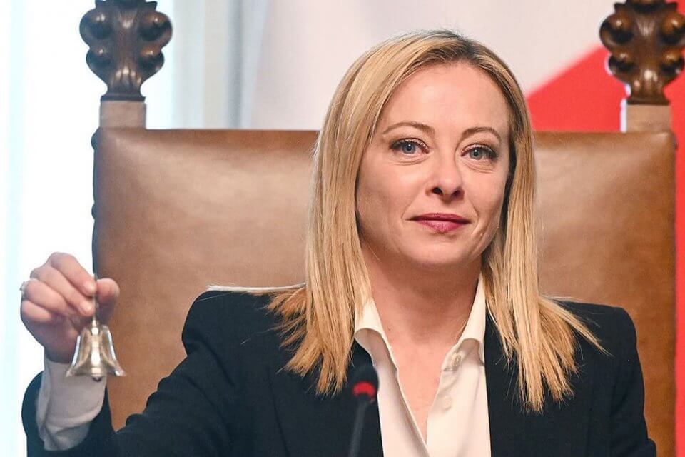 “Donne prime vittime dell’ideologia gender”: Meloni all’attacco su famiglie arcobaleno, GPA e identità di genere