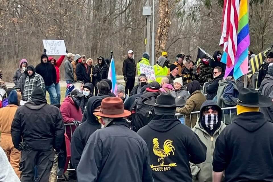 Ohio: gruppo di suprematisti bianchi irrompe in uno spettacolo drag per bambini al grido “Seig heil”