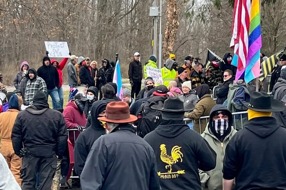 Ohio: gruppo di suprematisti bianchi irrompe in uno spettacolo drag per bambini al grido “Seig heil”