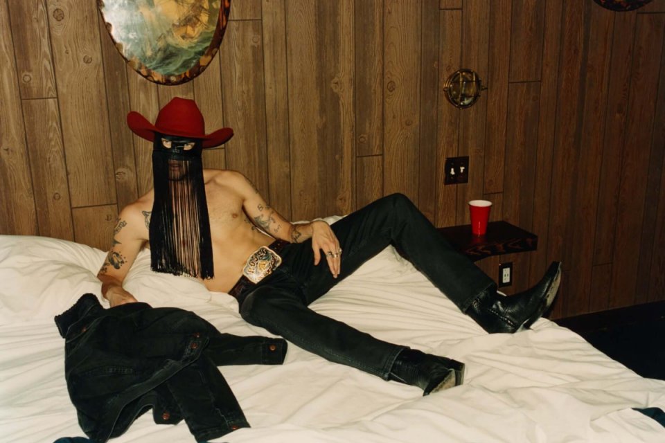 Orville Peck parla dell’omofobia nel mondo della musica country