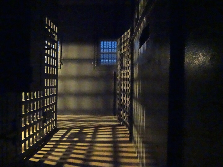 Feticismo per le carceri: "Franklin County Historic Jail", il luogo per chi ama i giochi di ruolo in prigione - 5c85aa0b08a88cc3b15ef08105dcd727 - Gay.it