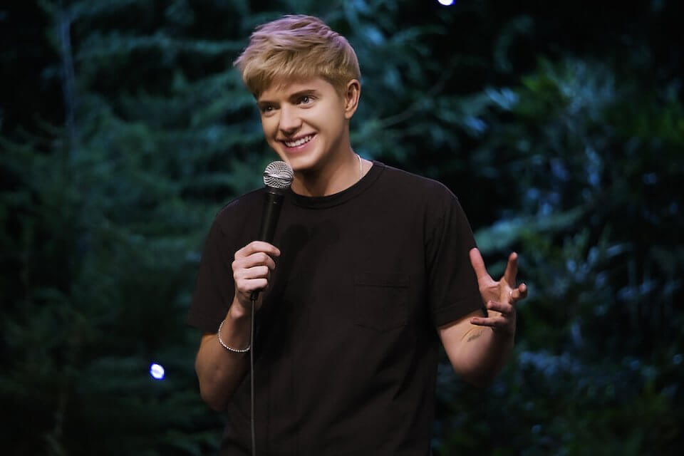 Lo stand up di Mae Martin, tra ottimismo e comici transfobici