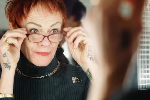 Bittersweet Becoming, recensione. Essere donna in transizione a 60 anni, perché non è mai troppo tardi - Bittersweet Becoming Film Still 1 - Gay.it