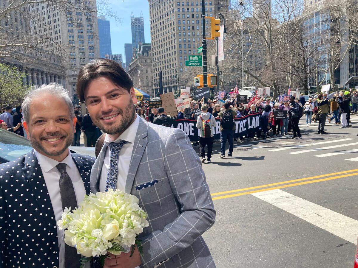 Coppia gay si sposa mentre Donald Trump viene incriminato, la foto è virale