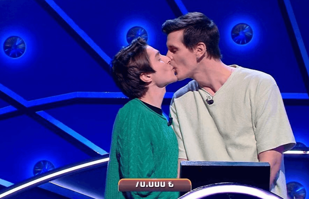 Dario e Giorgio raccontano il loro amore e trionfano a 100% Italia festeggiando con un tenerissimo bacio - Dario e Giorgio 5 - Gay.it