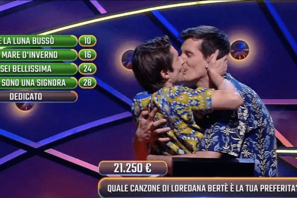 Dario e Giorgio raccontano il loro amore e trionfano a 100% Italia festeggiando con un tenerissimo bacio - Dario e Giorgio - Gay.it
