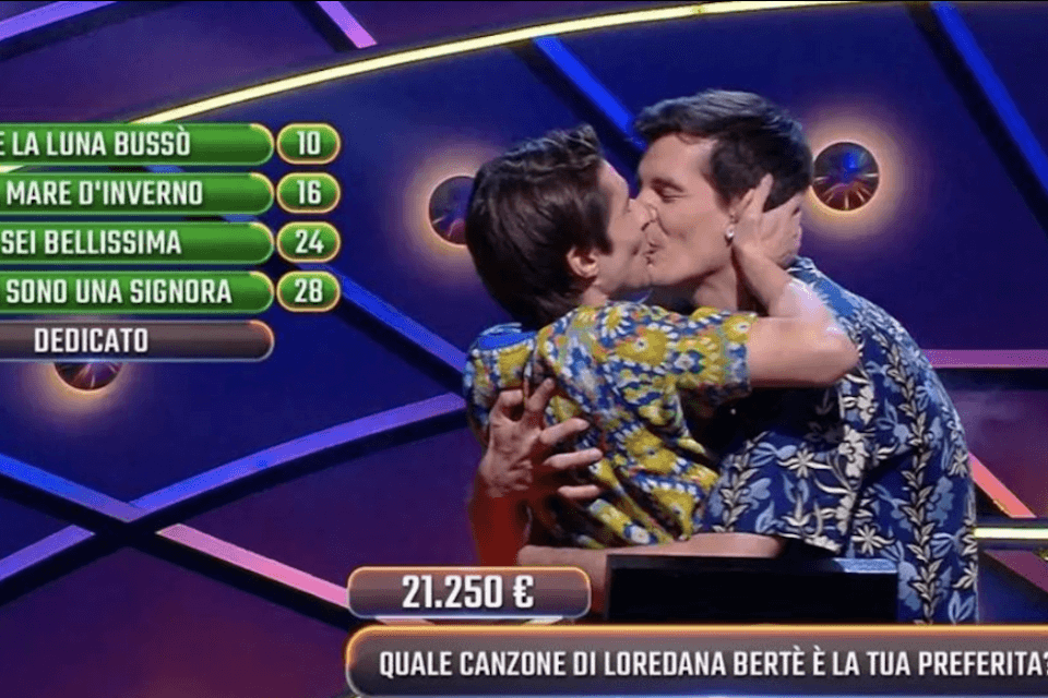 Dario e Giorgio raccontano il loro amore e trionfano a 100% Italia festeggiando con un tenerissimo bacio