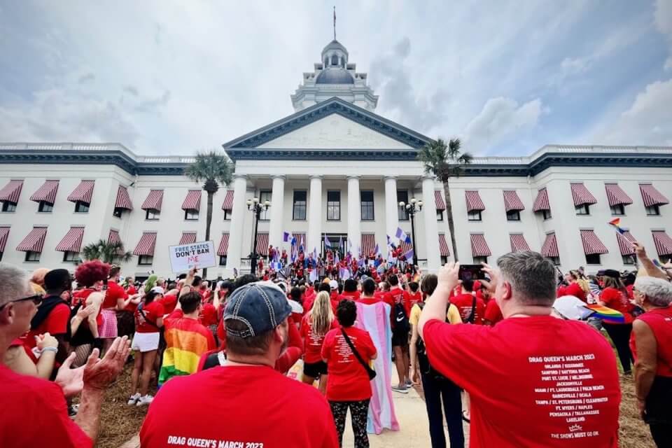 Centinaia di artisti drag davanti il Campidoglio della Florida per protestare contro la legge anti-drag