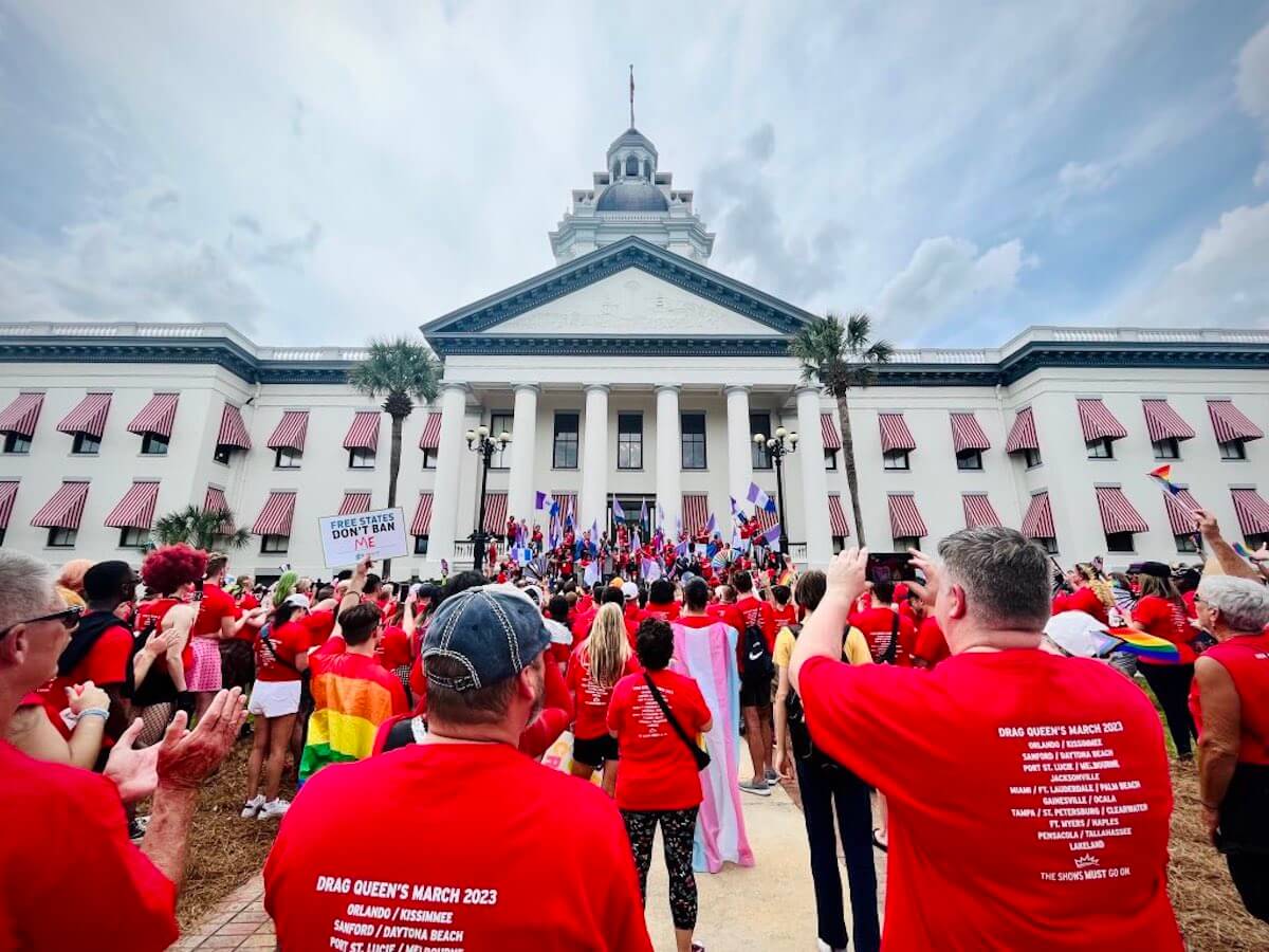 Centinaia di artisti drag davanti il Campidoglio della Florida per protestare contro la legge anti-drag