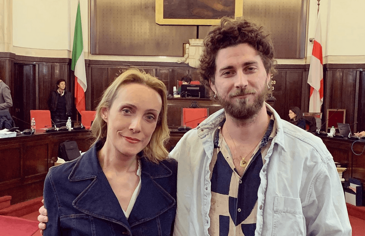 Milano, bagarre in consiglio comunale sulle coppie omogenitoriali. Beppe Sala abbandona l’aula