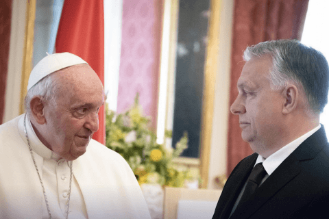 Papa Francesco vola in Ungheria e loda Victor Orban attaccando "la cultura gender" e l'aborto - Papa Francesco vola in Ungheria e loda Victor Urban - Gay.it