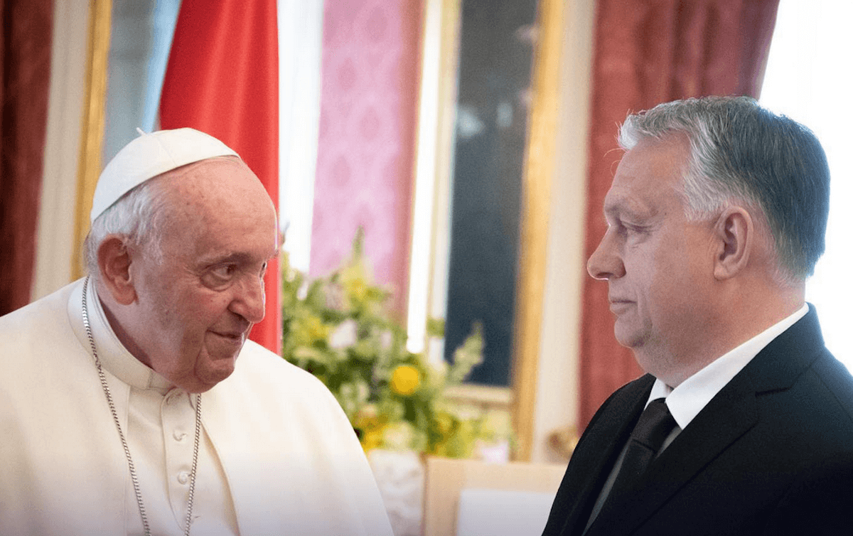 Papa Francesco vola in Ungheria e loda Victor Orban attaccando “la cultura gender” e l’aborto