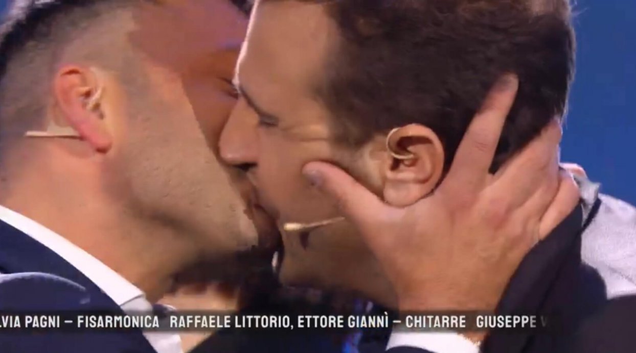 Felicissima Sera – All inclusive, scatta il bacio tra Pio e Amedeo sulle note di “Mon Amour” di Annalisa