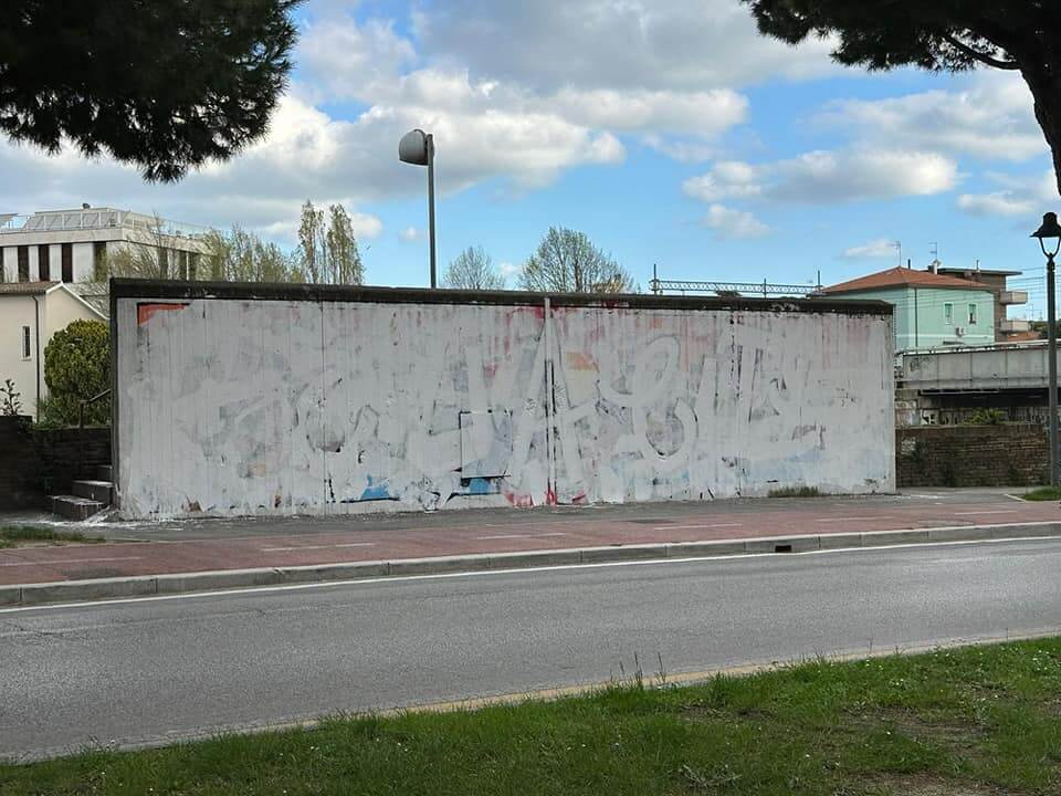 Rimini, cancellato il murale dell'uomo trans che allatta. Il sindaco: "Umana pietà per queste povere persone" - Rimini cancellato il murale delluomo trans che allatta. Il sindaco - Gay.it