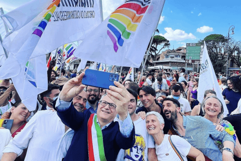 Roma, procedure più snelle per le registrazioni di nascita con due mamme - Roberto Gualtieri Pride Roma - Gay.it