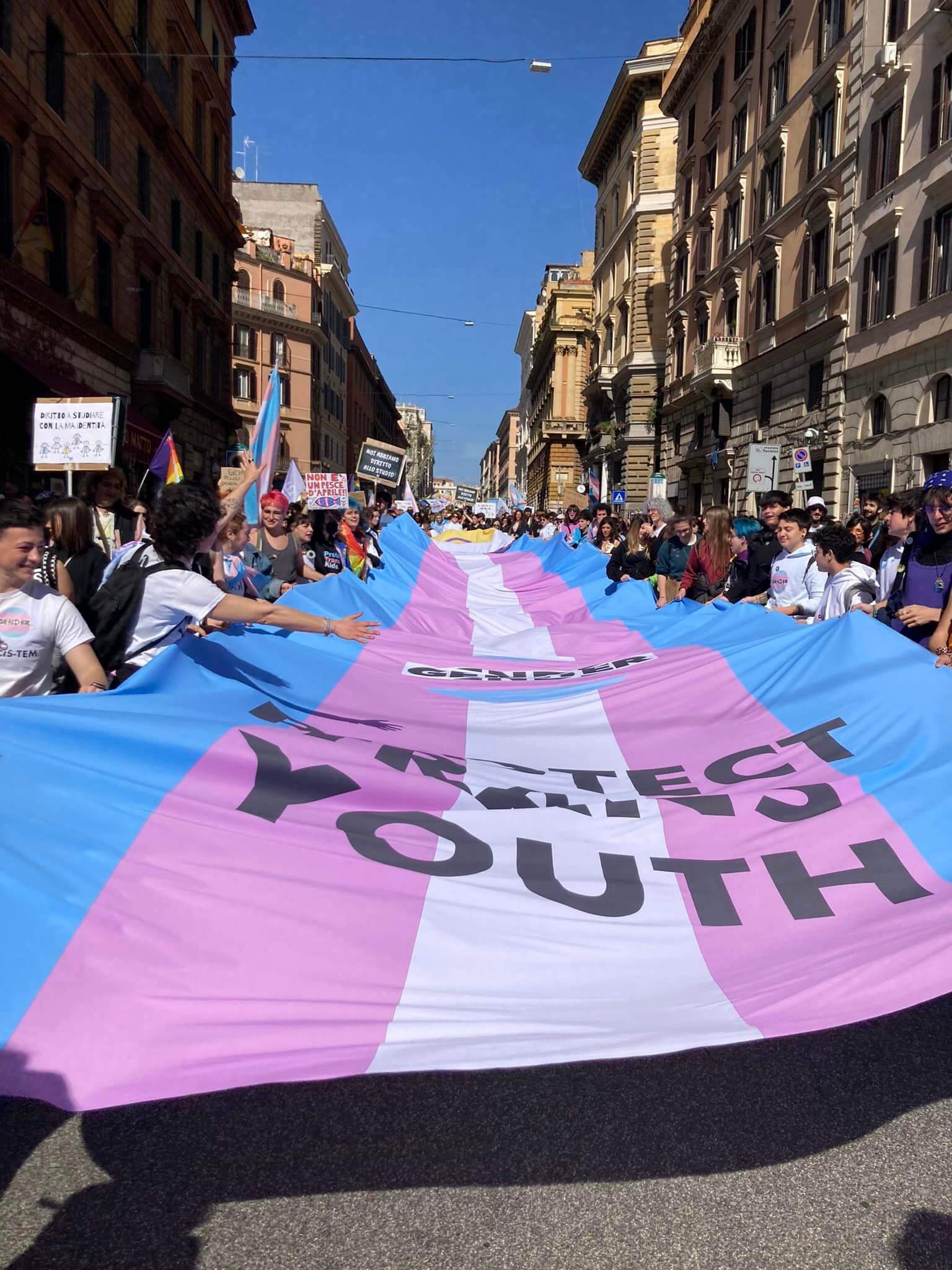 Roma, quasi 10.000 persone al primo corteo per la difesa dei diritti delle giovani persone trans - Roma quasi 10.000 persone al primo corteo per la difesa dei diritti delle persona trans 2 - Gay.it
