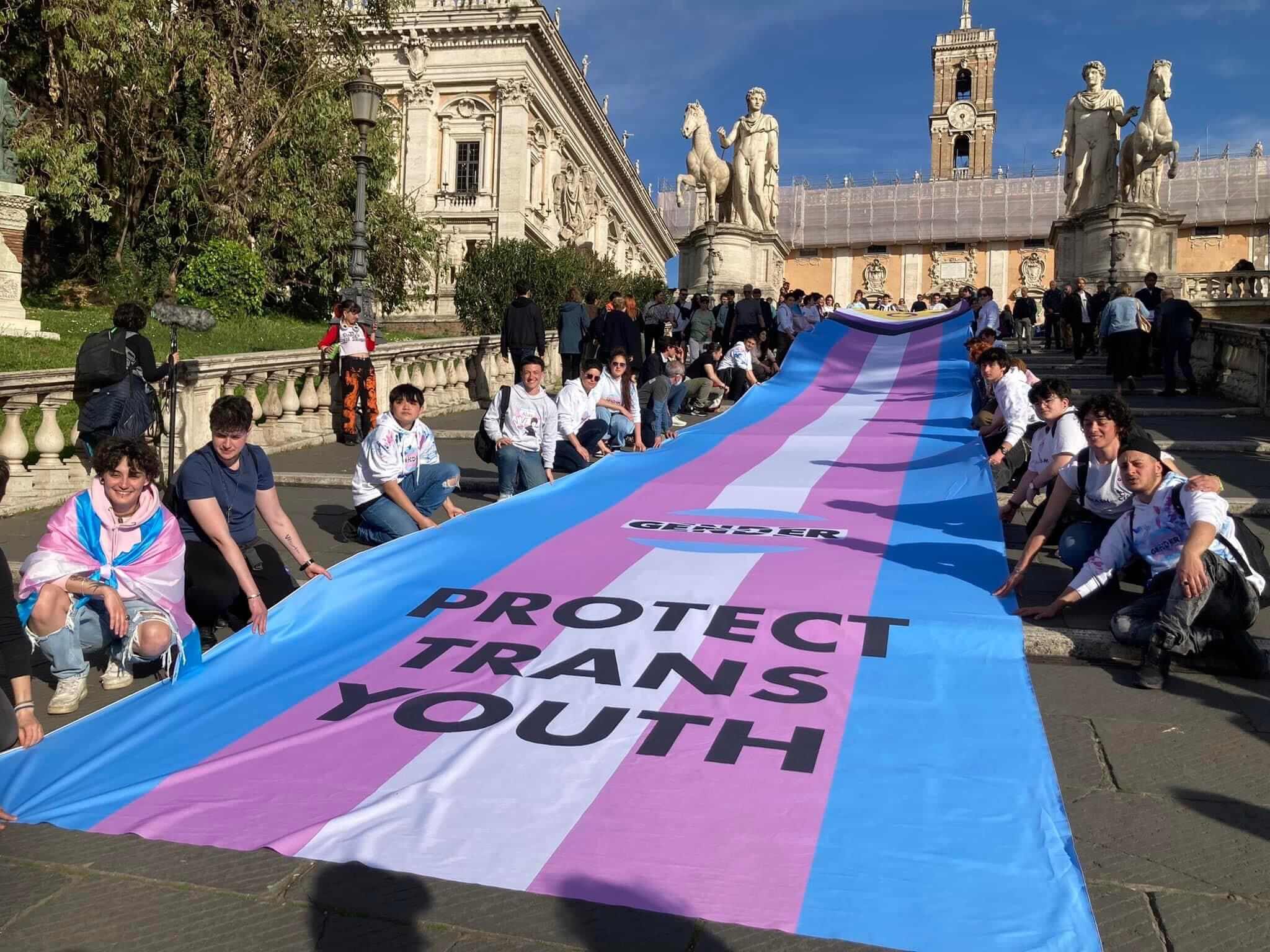Roma, quasi 10.000 persone al primo corteo per la difesa dei diritti delle giovani persone trans - Roma quasi 10.000 persone al primo corteo per la difesa dei diritti delle persona trans 3 - Gay.it