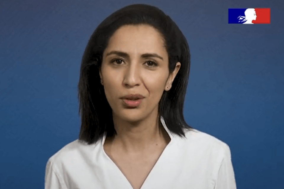 Sarah El Haïry prima Segretaria di Stato di Francia in carica a fare coming out: “Ho una compagna”