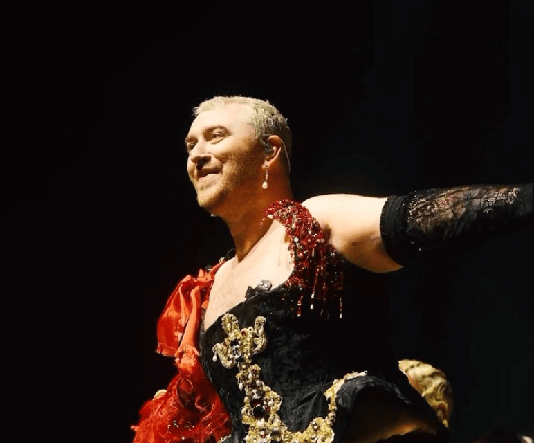 Sam Smith e il tributo a Brianna Ghey durante un concerto