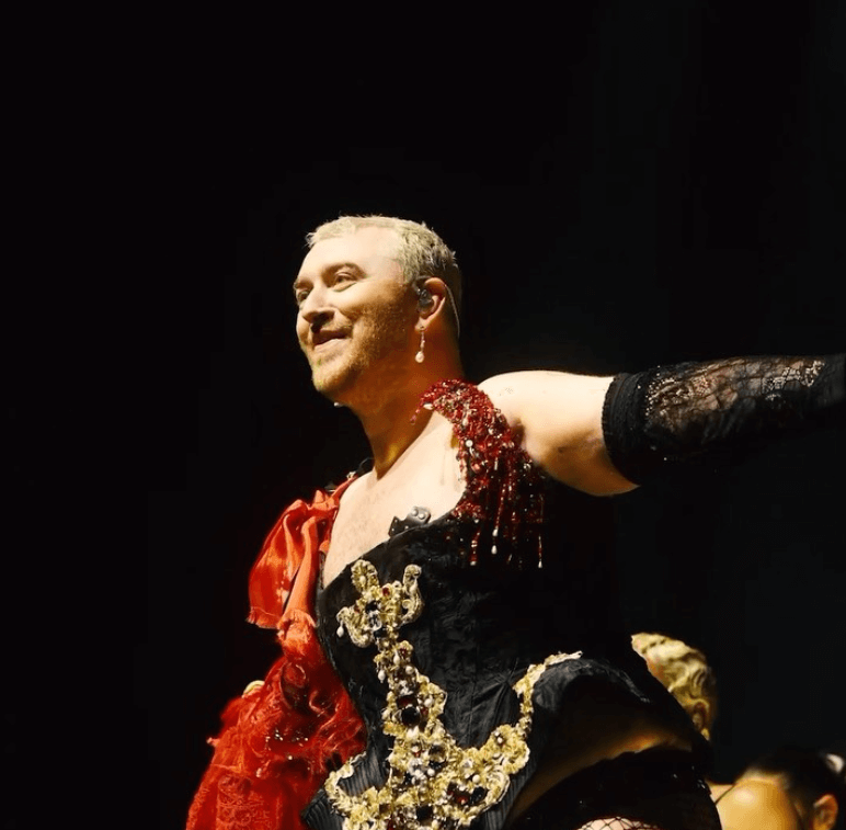 Sam Smith e il tributo a Brianna Ghey durante un concerto
