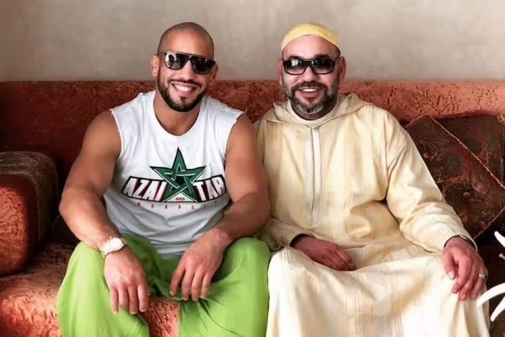 Il re del Marocco Mohammed VI e Abu Azaitar, il campione di arti marziali sempre al suo fianco