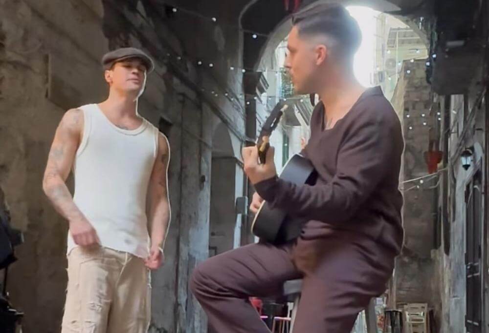 Blanco è "Innamorato" a mezzanotte, il tattoo e le serenate in giro per l'Italia - blanco serenate napoli - Gay.it