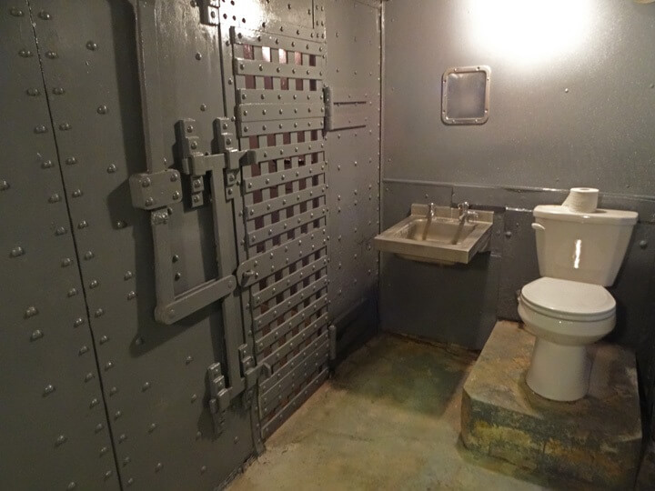 Feticismo per le carceri: "Franklin County Historic Jail", il luogo per chi ama i giochi di ruolo in prigione - d5368fad11e6c0ed619572e61127d10a - Gay.it