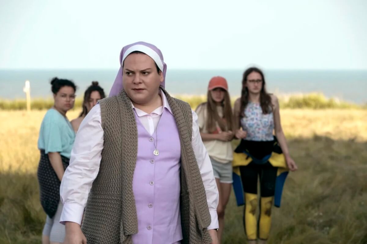 Daniela Vega suora trans nella serie Ragazze Elettriche