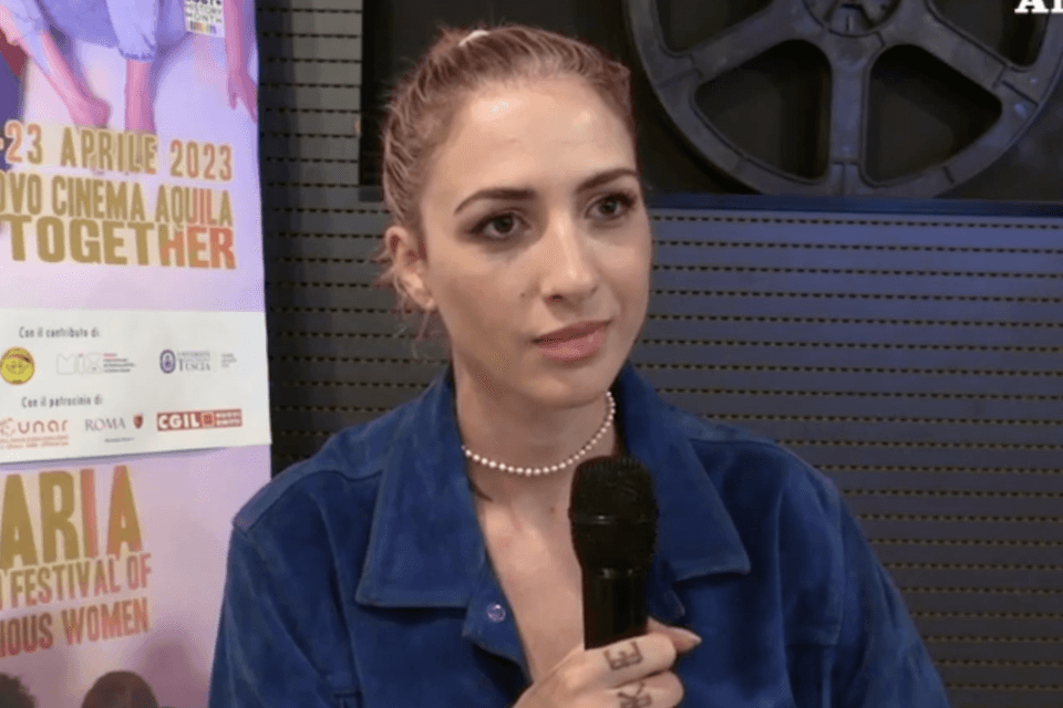 Ema Stokholma sulla tematica lesbica: “Ci sarà sempre bisogno di far sentire la propria voce” – VIDEO