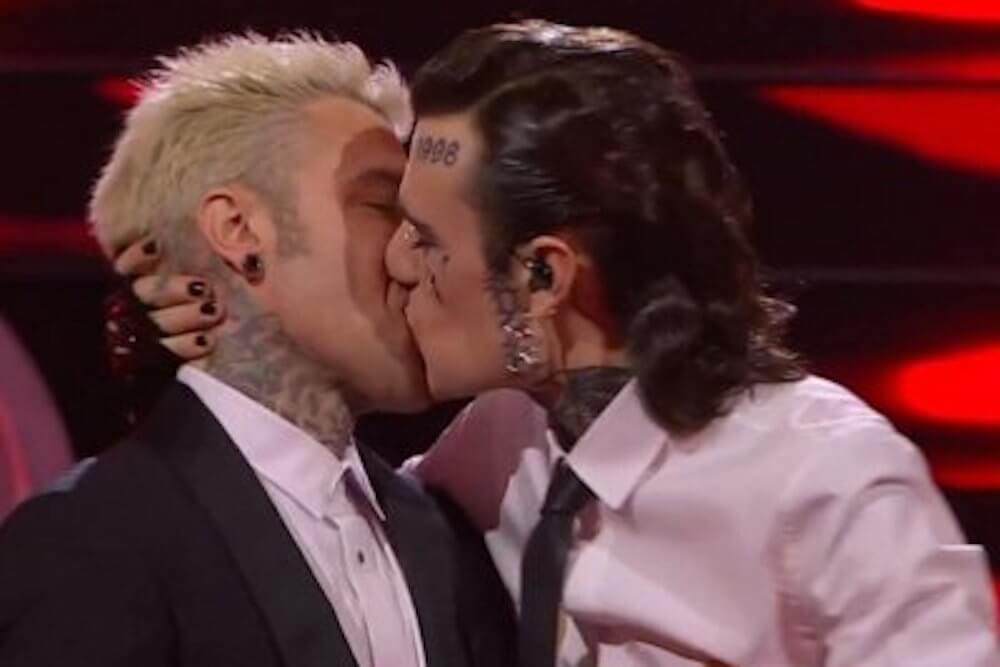 fedez rosa chemical bacio archiviato gay.it