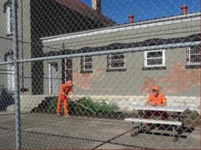 Feticismo per le carceri: "Franklin County Historic Jail", il luogo per chi ama i giochi di ruolo in prigione - inmates in yard - Gay.it