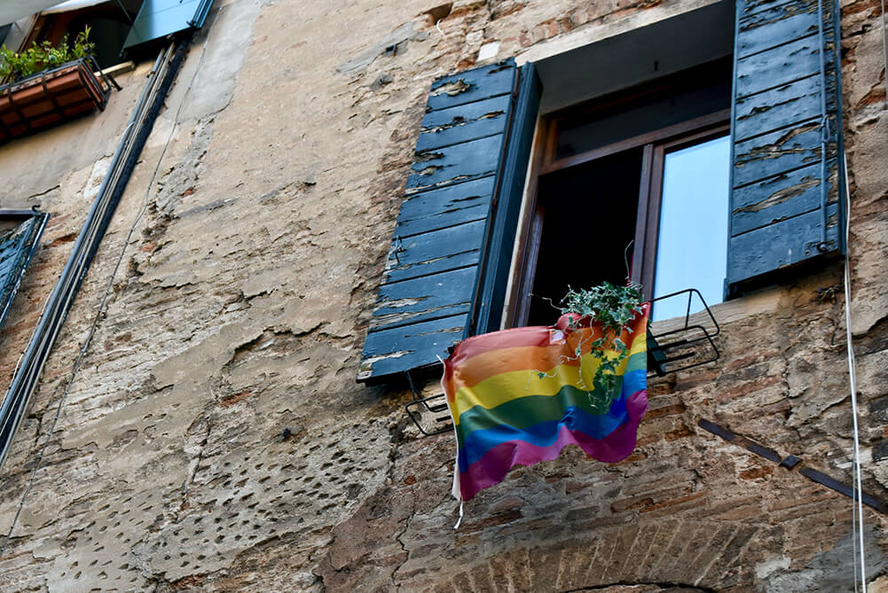 Italia, come sono cultura e comunità LGBTQIA+ “Vistə da fuori”?