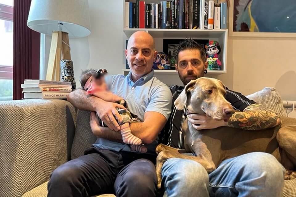 “In Italia nostra figlia avrebbe solo un papà”, la famiglia arcobaleno che non può tornare