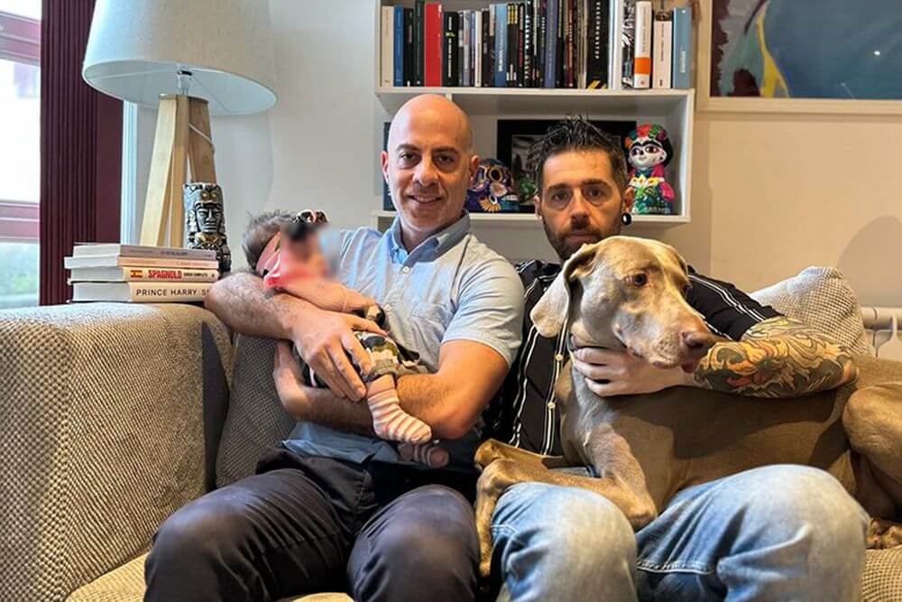 “In Italia nostra figlia avrebbe solo un papà”, la famiglia arcobaleno che non può tornare