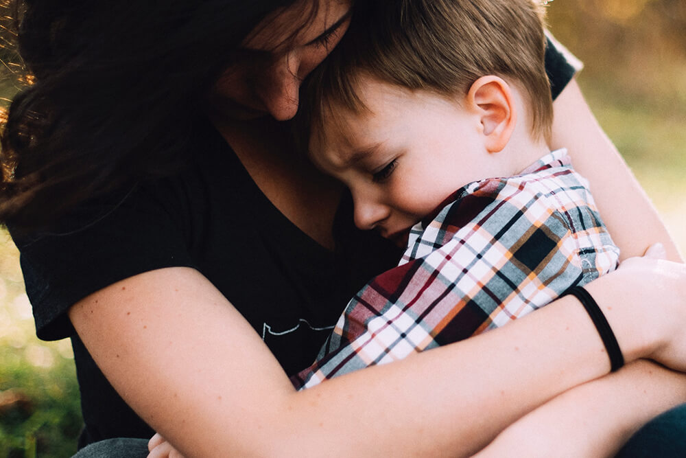bimbo mamma figlio famiglia arcobaleno bambino figli coppie omogenitoriali procreazione medicalmente assistita gestazione per altri governo meloni circolare piantedosi