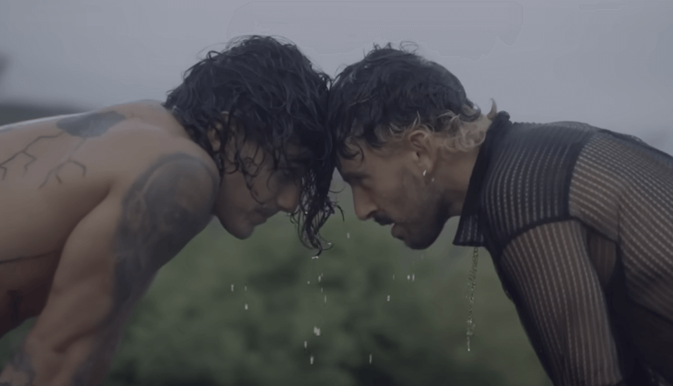 Aiello, il video omoerotico di “Mi piaci Molto” con Alessio Lapadula