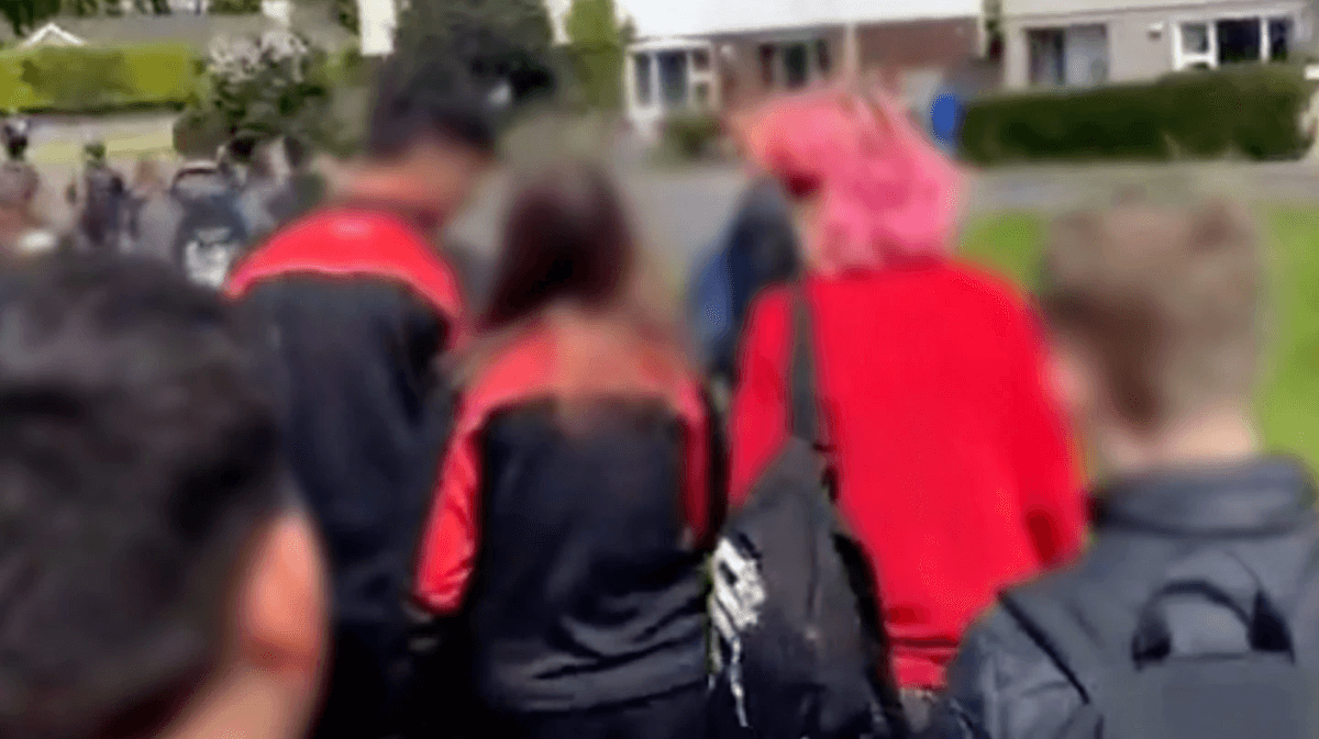 Irlanda sotto choc, 14enne brutalmente picchiato “perché gay”. Arrestati 3 adolescenti