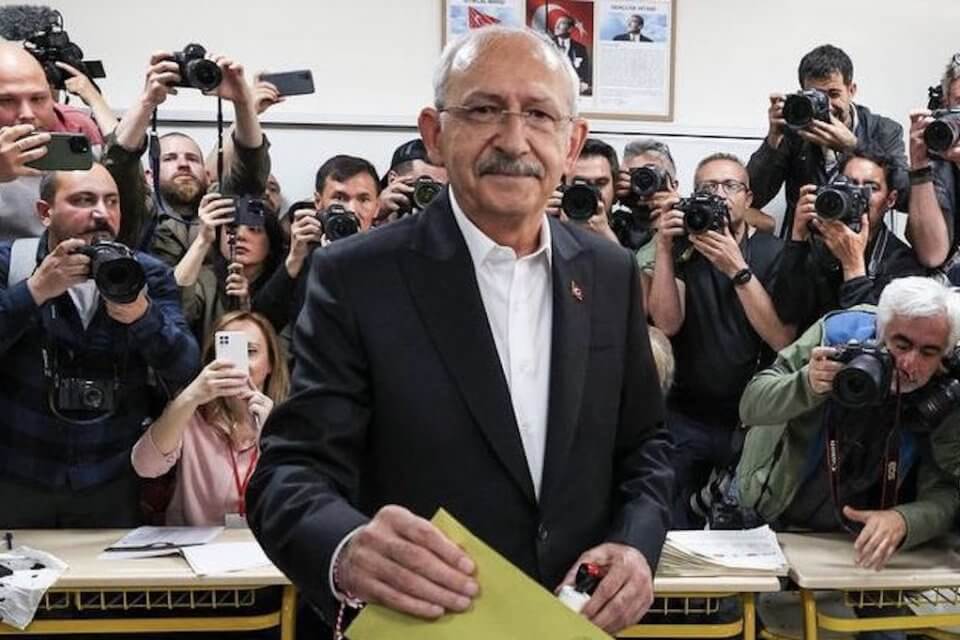 Turchia, sarà ballottaggio tra l’omofobo Erdoğan e Kılıçdaroğlu (che parla di conteggio farsa)