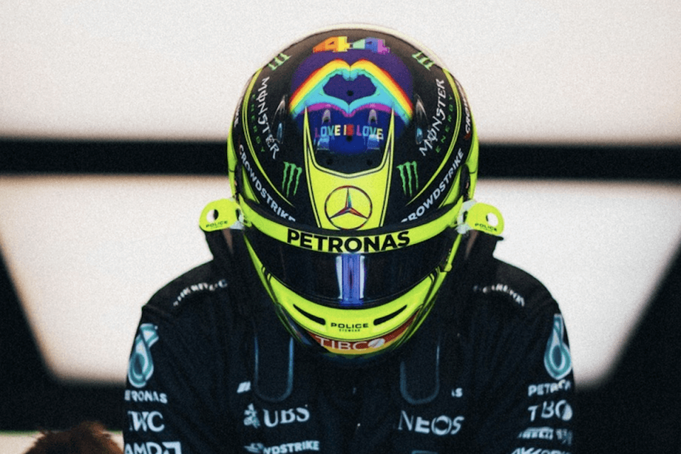 Lewis Hamilton vs. Ron DeSantis, indosserà un casco rainbow nel Gran Premio di Miami - Lewis Hamilton - Gay.it