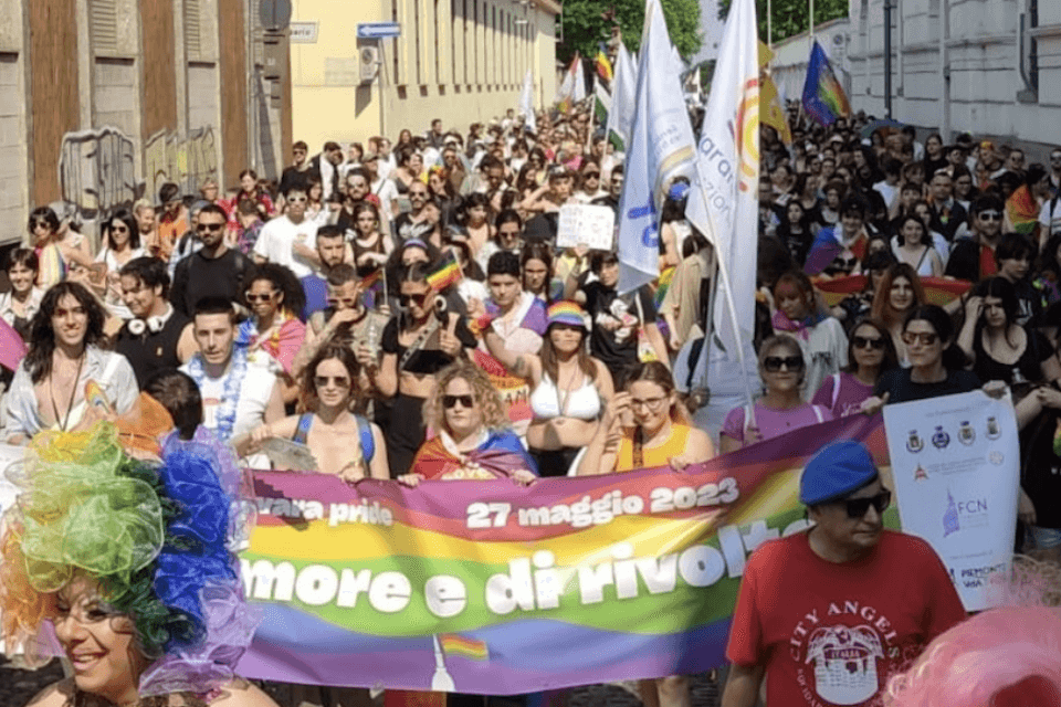 Pride 2023, migliaia di persone tra Piacenza, Novara e Alessandria: "La democrazia è in pericolo" - FOTO e VIDEO - Novara Pride cover - Gay.it
