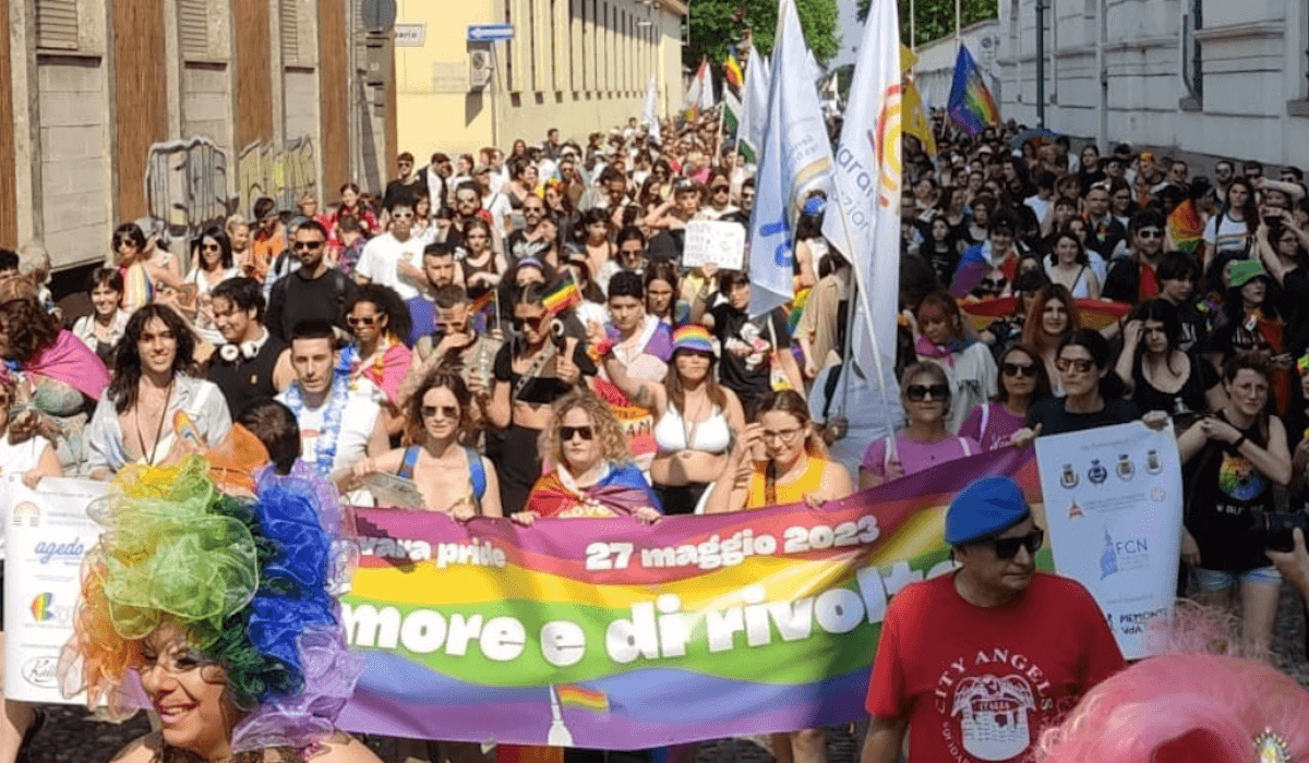 Pride 2023, migliaia di persone tra Piacenza,  Novara e Alessandria: “La democrazia è in pericolo” – FOTO e VIDEO