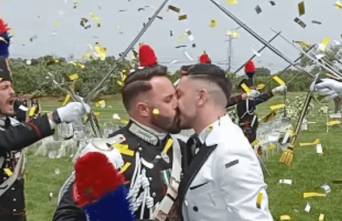 Picchetto d’onore in alta uniforme per l’unione civile tra il carabiniere Angelo e l’amato Giuseppe