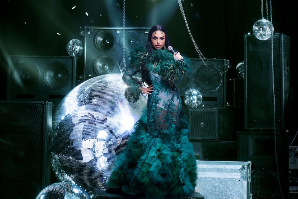 Queen of Universe, su Paramount+ arriva il contest canoro internazionale drag. Intervista ad Aura Eternal