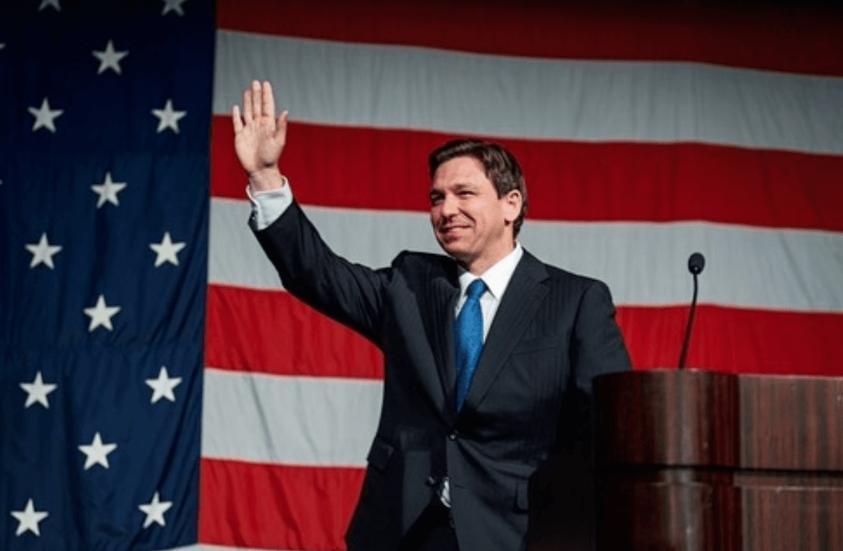 L’omotransfobico Ron DeSantis si candida ufficialmente alla Casa Bianca, ma dovrà prima battere Donald Trump