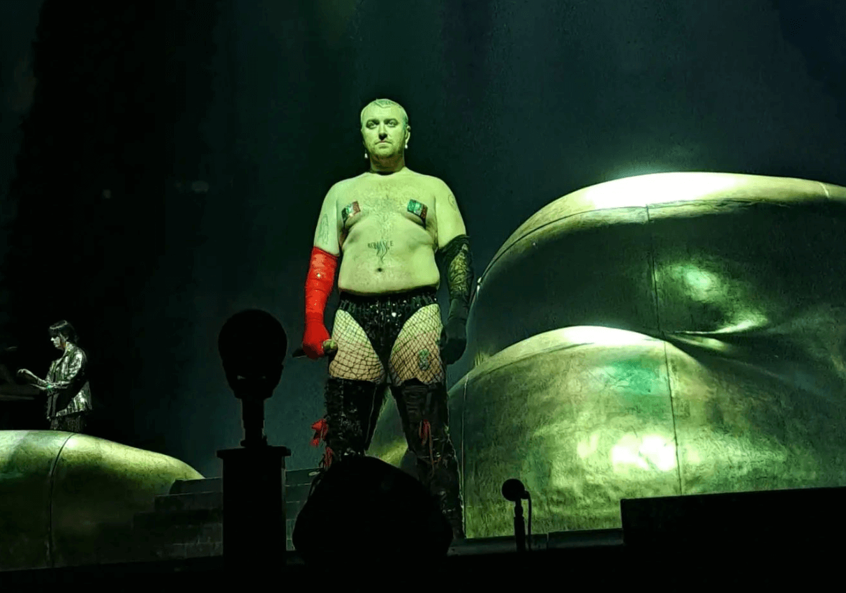 Nudə, liberə e queer: Sam Smith fa impazzire Torino e Bologna