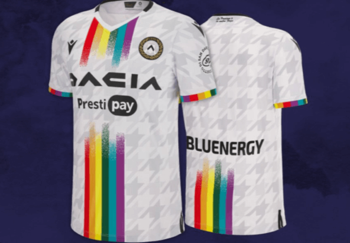 Serie A in campo contro l'omobitransfobia, l'Udinese indosserà una maglietta arcobaleno contro la Lazio - FOTO e VIDEO - Udinese domenica maglia arcobaleno contro lomofobia per la partita contro la Lazio 2 - Gay.it