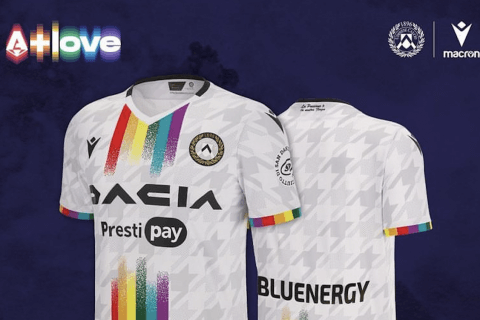 Serie A in campo contro l'omobitransfobia, l'Udinese indosserà una maglietta arcobaleno contro la Lazio - FOTO e VIDEO - Udinese domenica maglia arcobaleno contro lomofobia per la partita contro la Lazio - Gay.it