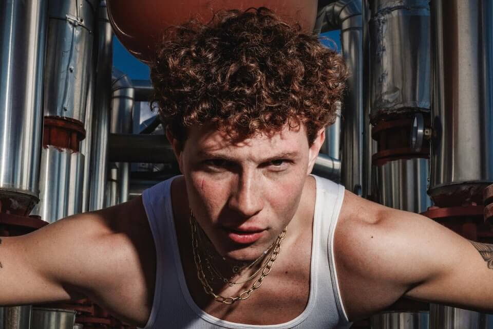 “Anni 70” di Wax, il singolo del finalista di Amici 22 prodotto dal duo Merk & Kremont di Furore di Paola&Chiara