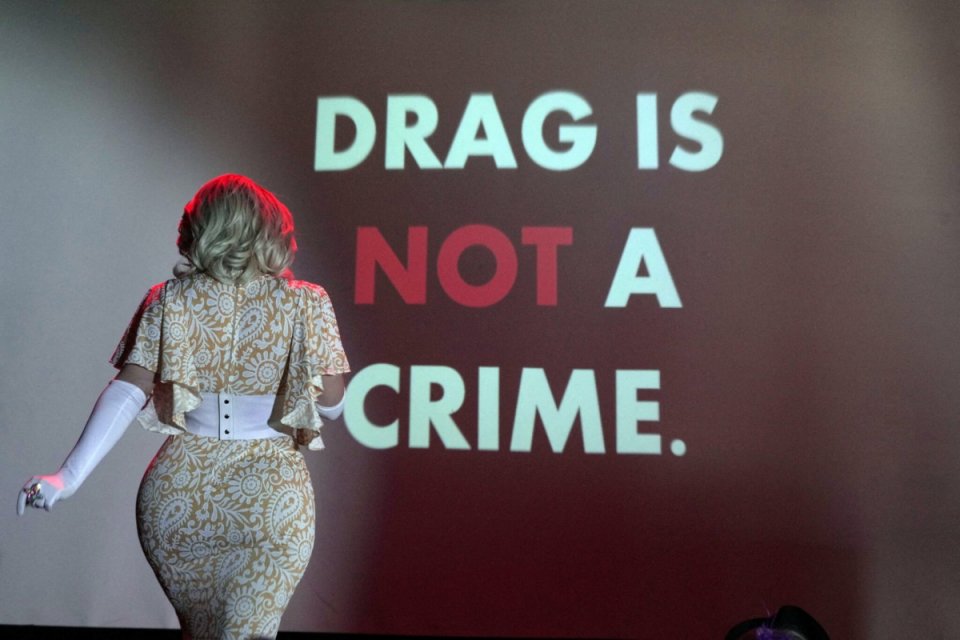 Ron De Santis vuole bannare le drag queen anche dai Pride